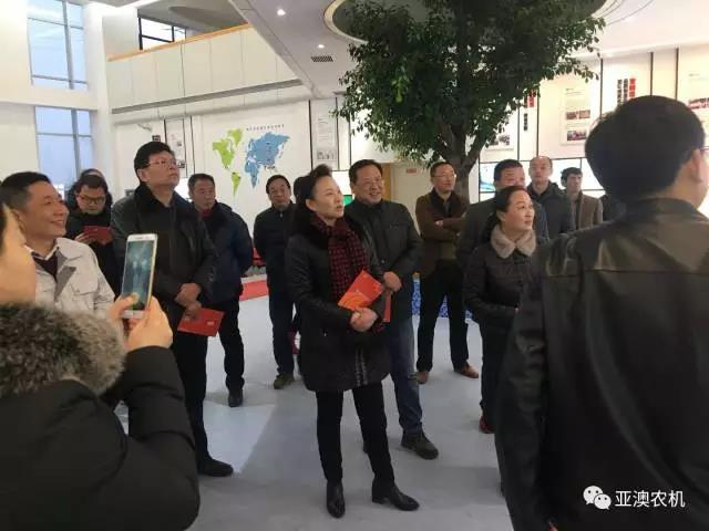 市農(nóng)機(jī)局劉勤局長觀看亞澳發(fā)展史 市農(nóng)機(jī)局劉勤局長觀看亞澳發(fā)展史